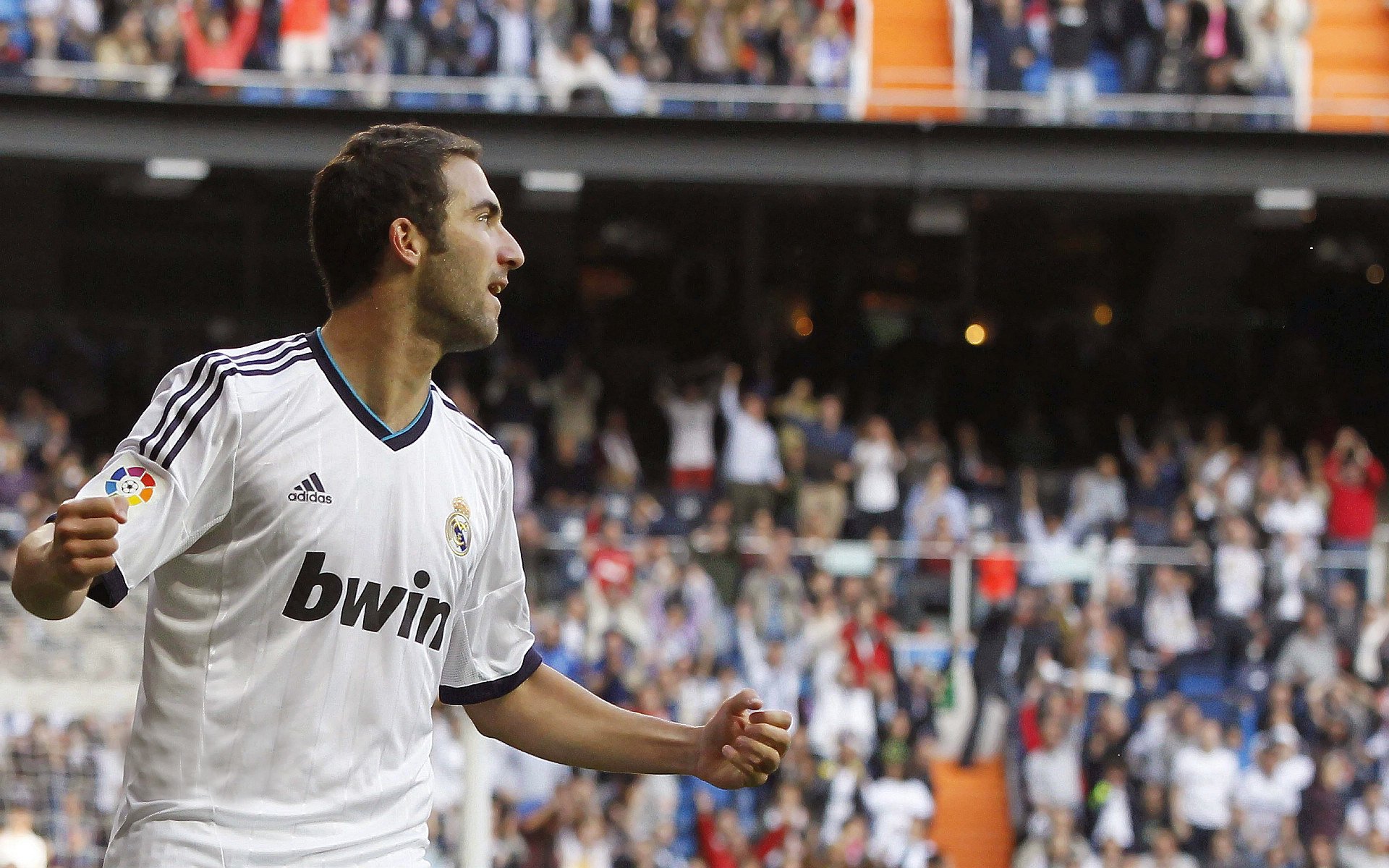 球场奇迹：全能球员在友谊赛中崭露头角，赢得教练厚望