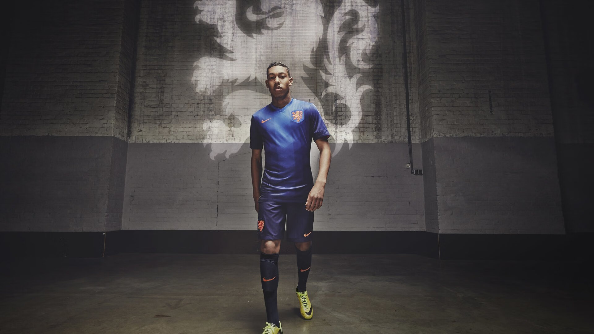 球场奇迹：全能球员在友谊赛中崭露头角，赢得教练厚望